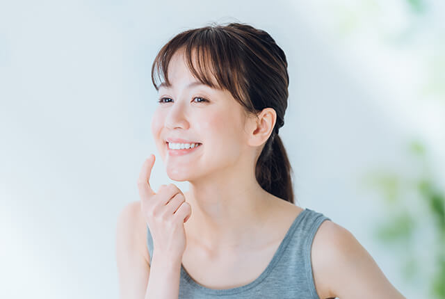 白い歯を見せて微笑む女性