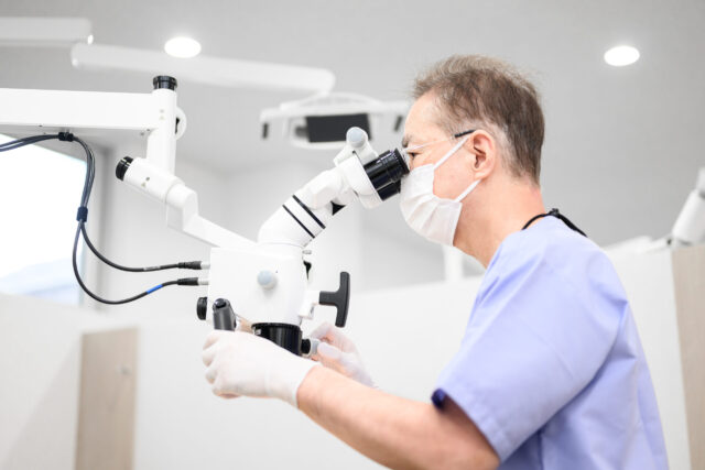 マイクロスコープで診療する様子