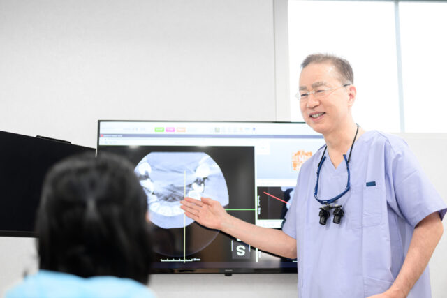 モニターを使い説明する様子